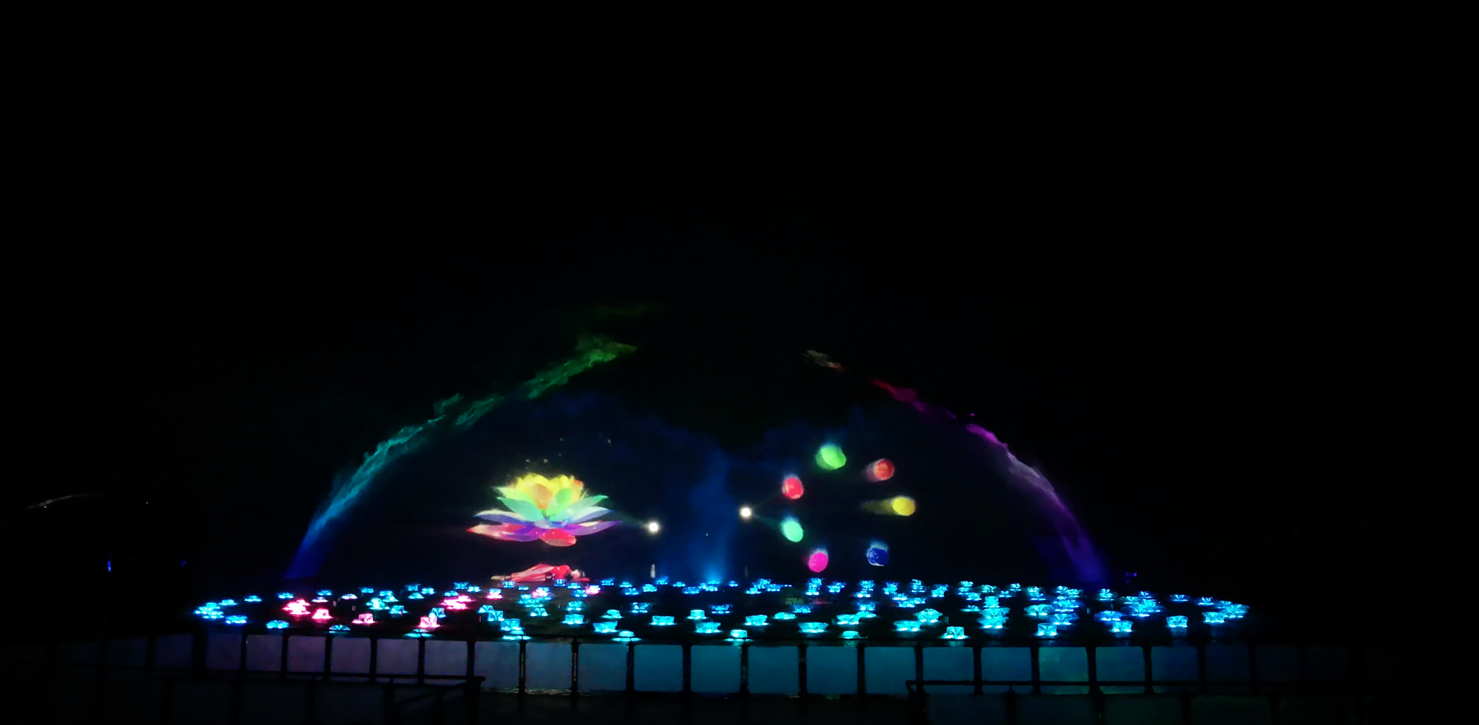 由白寶強導(dǎo)演的蓮花湖圣蓮華彩水水舞光影秀在達州蓮花湖上演(圖2)