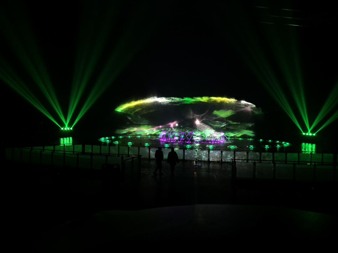 由白寶強導(dǎo)演的蓮花湖圣蓮華彩水水舞光影秀在達州蓮花湖上演(圖3)