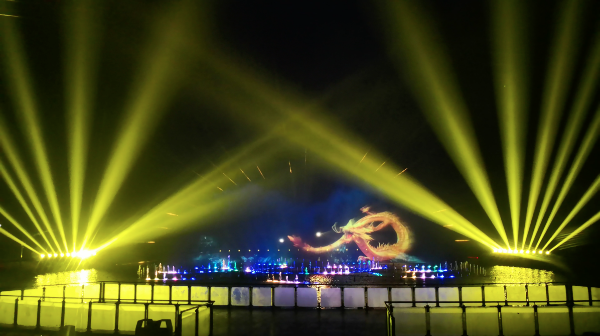 由白寶強導(dǎo)演的蓮花湖圣蓮華彩水水舞光影秀在達州蓮花湖上演(圖9)